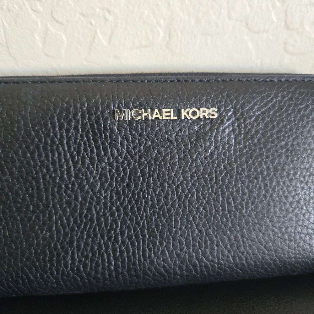 Michael Kors Jet Set Travel Large Peddled Leather Wrislet Wallet Black